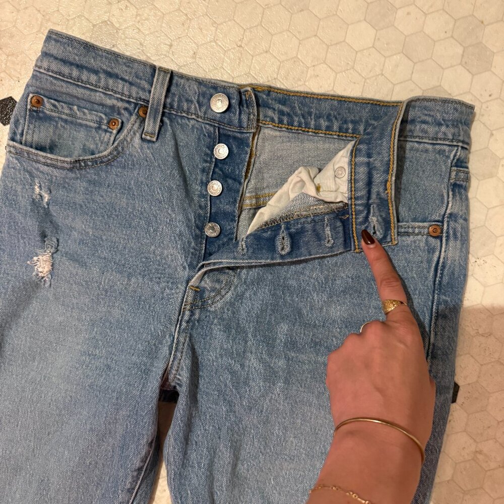 Vintage 90s Levi fit. Levi’s Premium 501 Skinny Jeans Distressed Light Wash W26